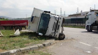 Sancaktepede kamyona çarpmamak için manevra yapan kamyonet devrildi: 3 yaralı