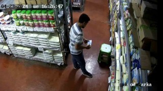 Şanlıurfada markette kaşar peynir hırsızlığı kameraya yansıdı