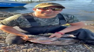 Sapanca Gölünde 24 kiloluk balık yakaladı, üremesi için suya geri bıraktı