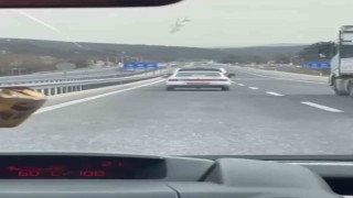Şehirlerarası yolda bozulan otomobili böyle çekti