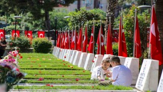 Şehit mezarlığında en buruk bayram