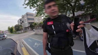Şerit dışından giden kuryeye polisten uyarı: “Üç kuruş için canını tehlikeye atma”