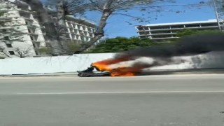 Seyir halindeki motosiklet alev alev yandı, ilk müdahale trafik polisinden