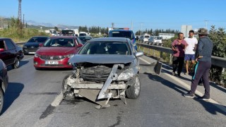 Seyir halindeki otomobil bariyerlere çarptı: 1 yaralı