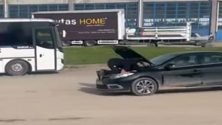 Seyir halindeki otomobilin motoruna oturdu, arızayı bulmaya çalıştı