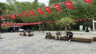 Sıcak havayı görenler sahil kenarına akın etti
