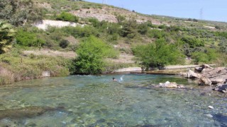 Sıcaktan bunalan depremzedeler, doğal kaynak suyunda serinledi