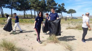 Sinopta öğrenciler sahil temizliği yaptı