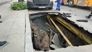 Şişlide yol çöktü: 2 araç oluşan çukura düştü