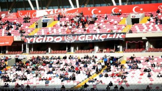 Sivassporlu taraftarlar iftar nedeniyle maça ilgi gösteremedi