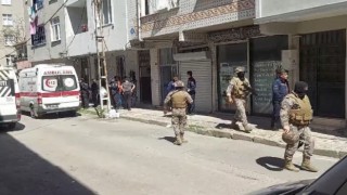 Sultanbeylide bir kişi kendini eve kilitledi, devreye özel harekat polisleri girdi