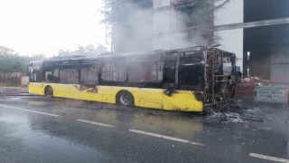 Sultanbeylide seyir halindeki İETT otobüsünü alev alev yandı