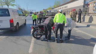 Sultangazide duvar ile trafik uyarı levhası arasına sıkışan motosikletli hayatını kaybetti