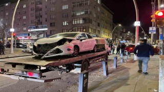 Sultangazide iki otomobil çarpıştı: 2 yaralı