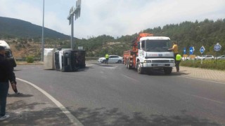 Sürücü virajı alamadı, yan yatan kamyonetteki 2 kişi yaralandı