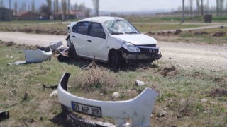 Takla atan otomobilin sürücüsü kazayı şans eseri hafif yaralı atlattı