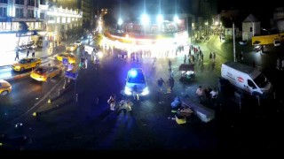 Taksim Meydanında geçtiğimiz yaz meydana gelen olayın görüntüleri ortaya çıktı: Kadınlar polis otosuna saldırdı, karakolu birbirine kattı