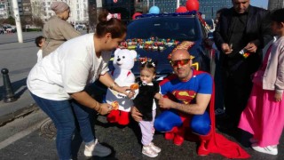 Taksimde arabasını şekerlemelerle donatan Süpermen kostümlü adam çocukların ilgi odağı oldu