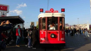 Taksimde test sürüşüne çıkan akülü nostaljik tramvaya vatandaşlar yoğun ilgi gösterdi