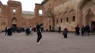 Tarihi İshak Paşa Sarayı Ramazan Bayramında ziyaretçi akınına uğradı