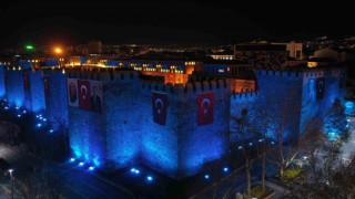 Tarihi Kayseri Kalesinde Dünya Otizm Farkındalık Gününe özel aydınlatma