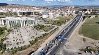 Tatilin son gününde 43 ilin geçiş güzergahındaki trafik yoğunluğu havadan görüntülendi