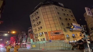 Tayvandaki depremde bina yan yattı