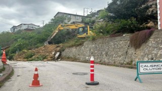 Tehlike arz eden taş duvar yenileniyor