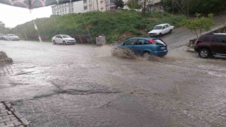 Tekirdağda şiddetli yağış sokakları dereye çevirdi