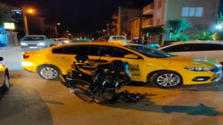 Ticari taksi ile motosikletin çarpıştı: 4 yaralı