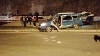 Tır, hafif ticari araca çarptı: 2 ölü, 1 yaralı