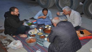 Tır şoförleri Habur Sınır Kapısında sıra beklerken iftar açıyor