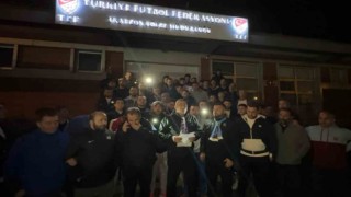 Trabzonspor taraftarları Trabzondaki TFF binası önünde toplandı