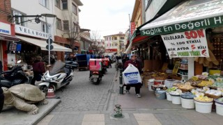 Trafiğe kapalı sokakta oluşan araç yoğunluğu tepki çekti