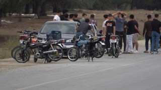 Trafiğe kapalı yol motosiklet yarış pistine dönüştü