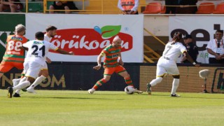 Trendyol Süper Lig: Alanyaspor: 3 - İstanbulspor: 0 (İlk yarı)