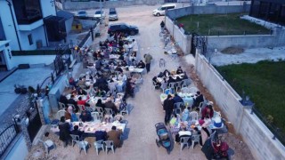 Tüm mahalle sakinleri aynı sofrada iftar açtı