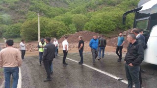 Tunceli-Erzincan karayolunda heyelan: Yol araç trafiğine kapandı