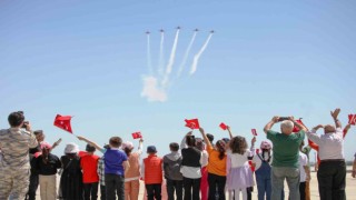 Türk Yıldızlarından öğrencilere 23 Nisan hediyesi