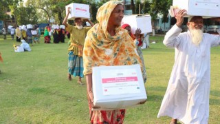 Türkiyeden hayırseverler 30 ülkede yardım kolisi dağıttı