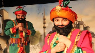 Türkiyenin ilk kadın Hacivat oyuncusunun sahnedeki performansı büyük ilgi görüyor