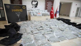 Türkiyeye valizler dolusu uyuşturucu sokacaklardı: 218 kilogram skunk ele geçirildi