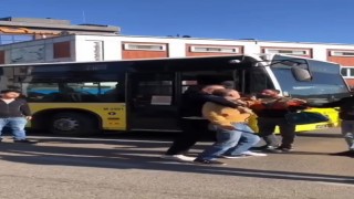 Ümraniyede ticari taksi sürücüsü otobüs şoförüne levye ile saldırdı