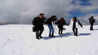 Üniversite öğrencileri, Ilgaz Dağının zirvesinde hem ders yaptı hem horon tepti