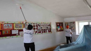 Üniversite öğrencileri köy okulunu onarıp boyadı