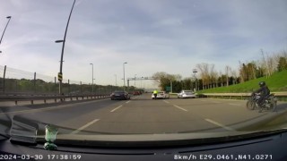 Üsküdarda yolda kalan araç sürücüsünün imdadına trafik polisi yetişti