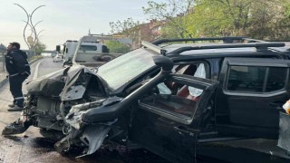 Üst geçidin direğine çarpan araç hurdaya döndü: 2 yaralı