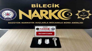 Uyuşturucu operasyonunda yakalanan 3 şüpheli şahıstan biri hapis cezası ile aranıyordu