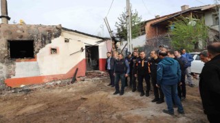 Vali Taşolardan 2 evin yandığı, 2 ev ve 2 ahırın hasar gördüğü köyde inceleme