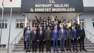 Validen görev başındaki personele bayram ziyareti